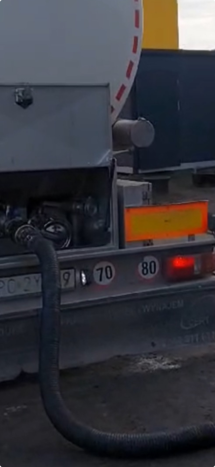 Autocysterna podłączona do linii przeładunkowej terminal